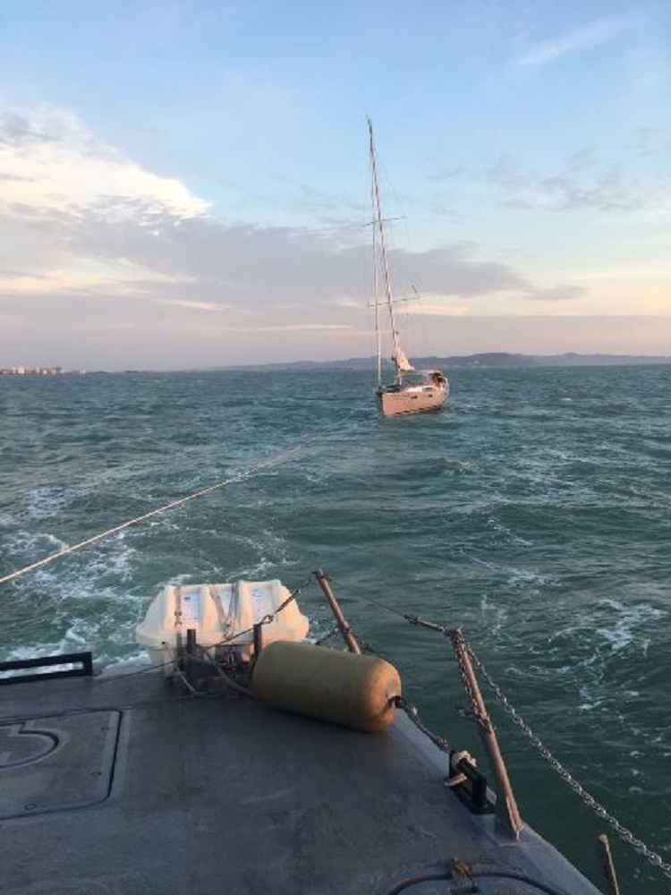 Forca Detare shqiptare ndihmon anijen gjermane, e rimorkion në Portin e Durrësit