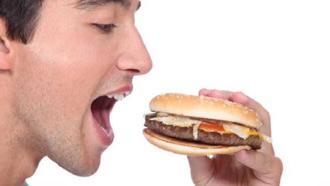 Në këtë qytet turistët do gjobiten nëse hanë në rrugë