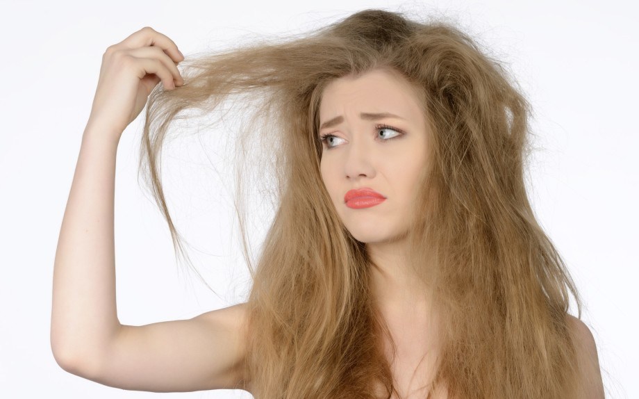 Keni flokë të thatë dhe të ashpër? Si t’i trajtoni