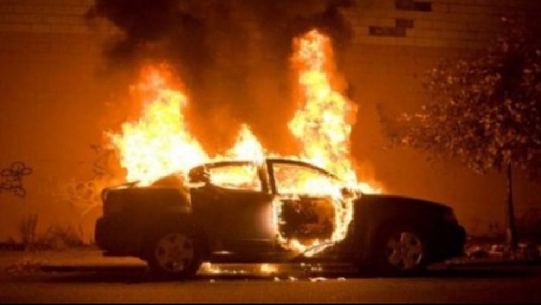 Digjet makina e një gruaje gjatë natës në Shkodër