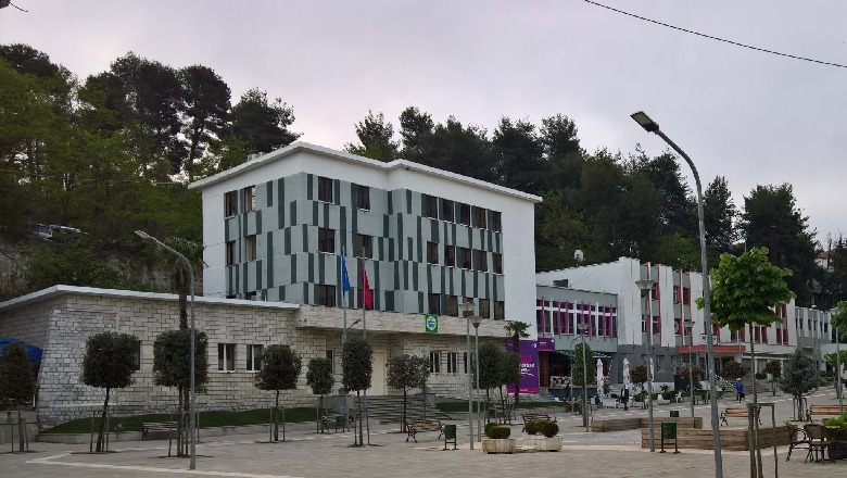 I vë flakën derës së Bashkisë gjatë natës, arrestohet 45-vjeçari