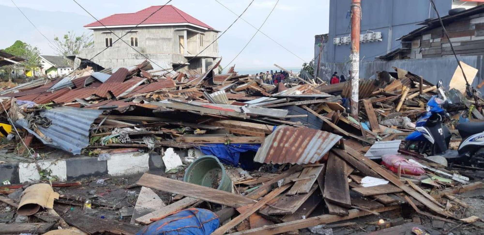 Mbi 400 të vdekur nga tsunami në Indonezi (FOTO)