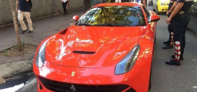 Bllokohen në Durrës një “Ferrari” dhe një “Range Rover”