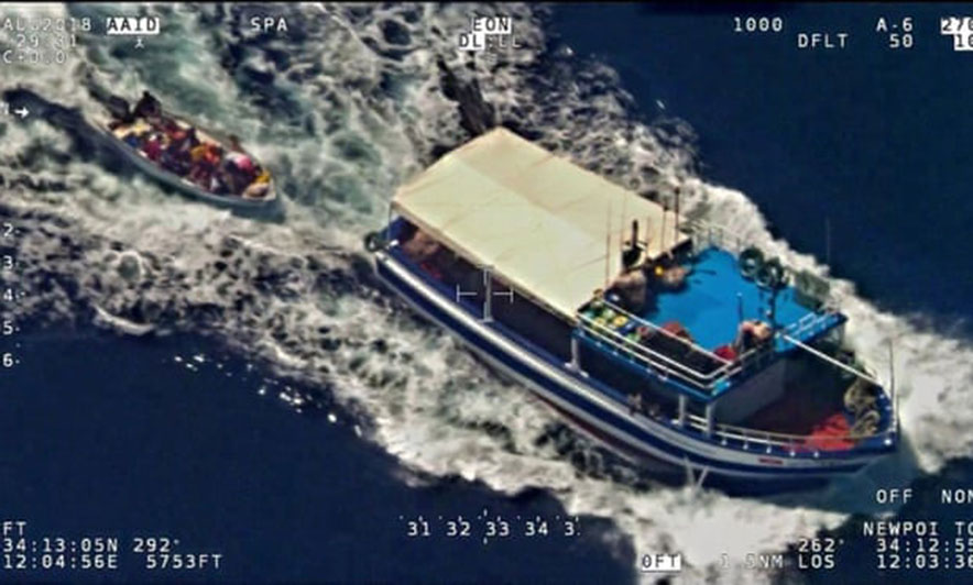 Italia prangos peshkatarët tunizianë, shpëtuan emigrantët në det