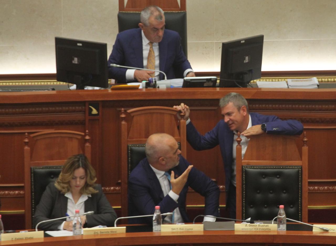 Kuvendi pa opozitën/ Rama bisedon me Gjiknurin, Ruçi takim të qeshur me…