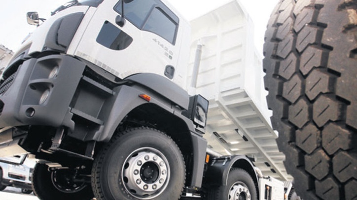 Durrës, po rregullonte mbulesën e kamionit, rrëzohet e përfundon në spital