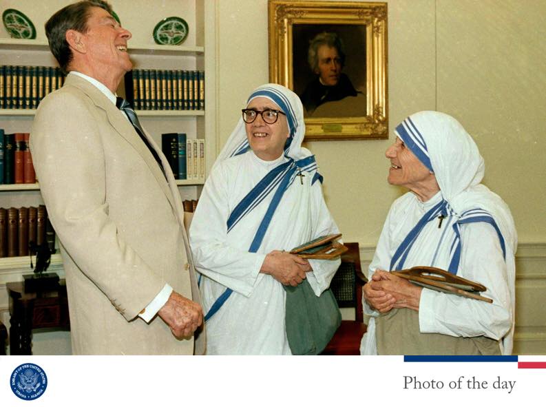 Dita e shenjtërimit të Nënë Terezës/ Ambasada Amerikane publikon foton nga vizita në Shtëpinë e Bardhë