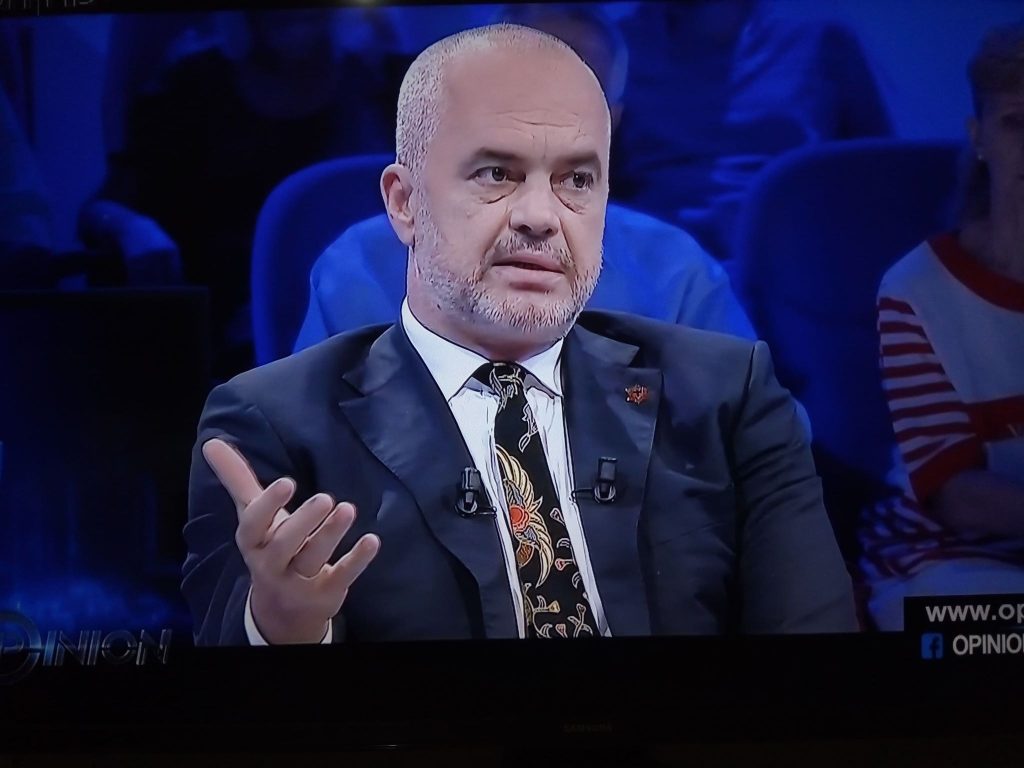 Pse u tensionua situata gjatë intervistës së Ramës, kryeministri shpërthen ndaj gazetarëve:Turp i madh, t’ju vij turp…