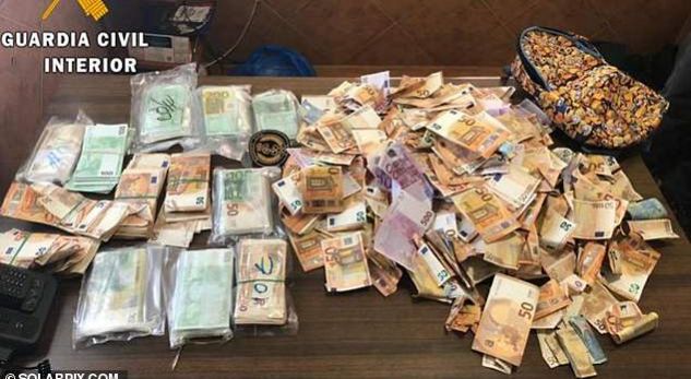 Një ‘mal’ me euro gjenden të hedhura anës autostradës