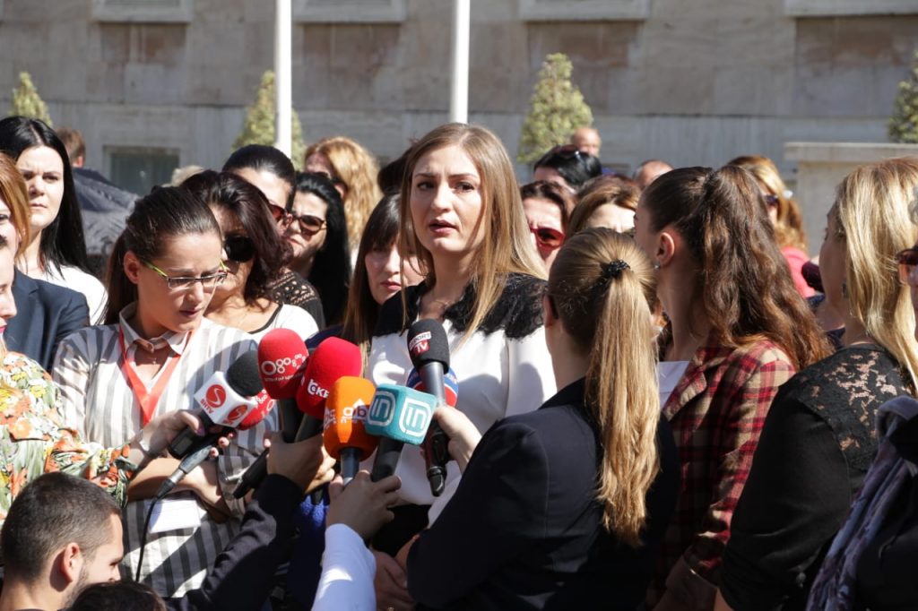 Protestë para kryeministrisë, deputete dhe studente: Ngrini zërin për Xhiseldën