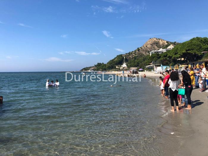 Ceremoni e veçantë pagëzimi në Currila (VIDEO)