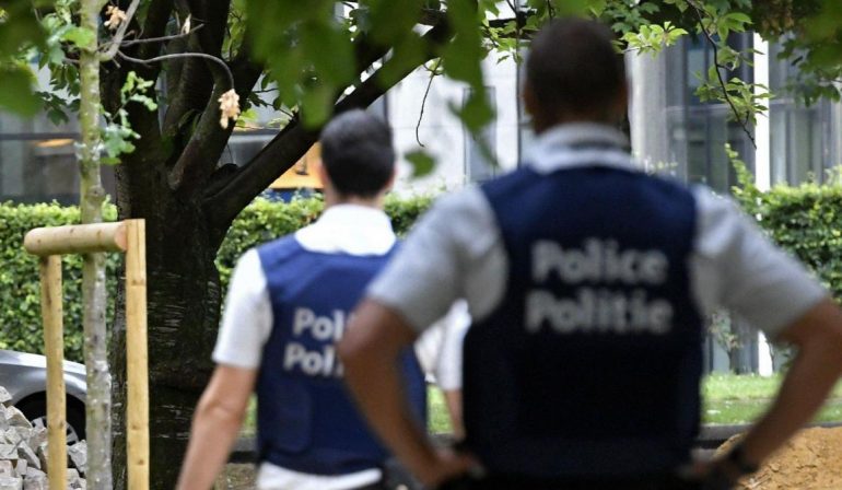 Një polic sulmohet me thikë në Bruksel, plagoset agresori