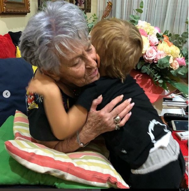 Shihni dhuratën që i bën Zaho gjyshes së tij, Anetës (FOTO)