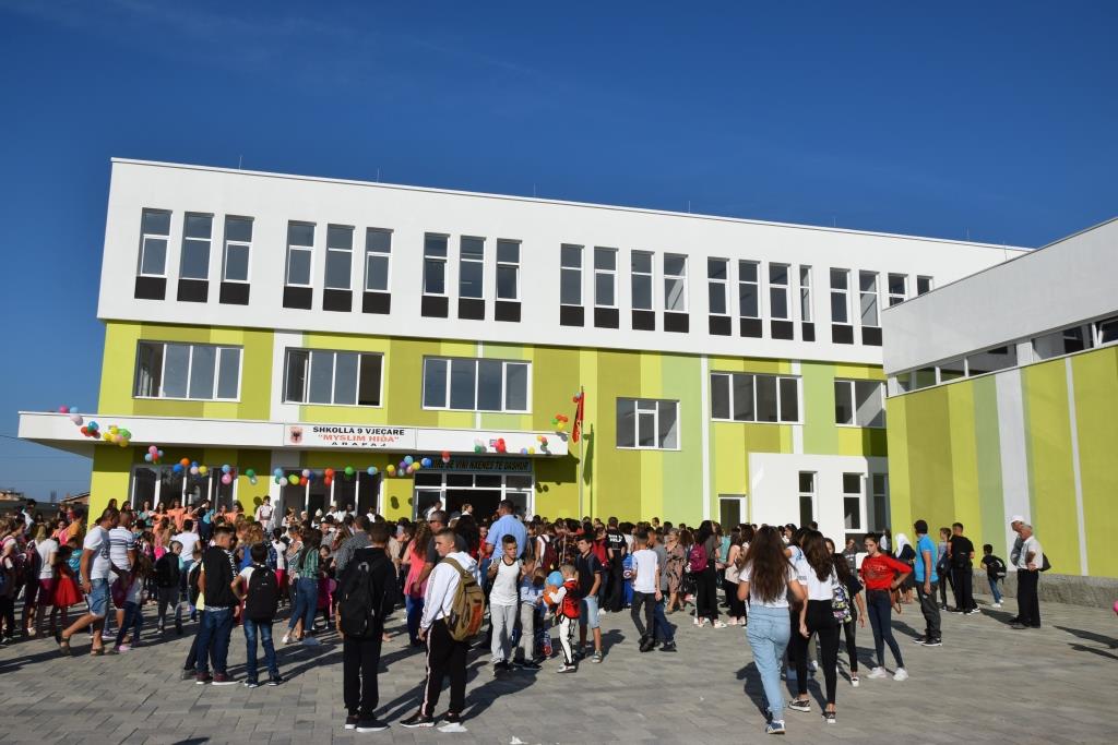 Durrës, kryebashkiaku Dako përuron shkollën e re dhe kopshtin e ri (FOTO)