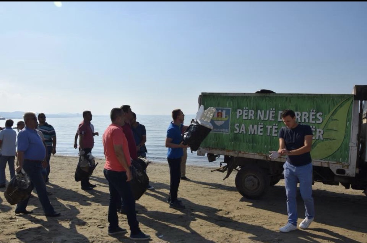 Dita Botërore e Pastrimit/ Bashkia e Durrësit tur pastrimi në plazh e qytet