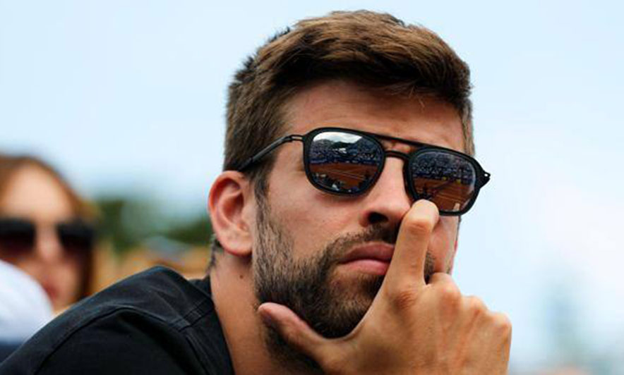 Pa pikë në patentë, Pique kapet nga policia. Në stërvitje, me biçikletë