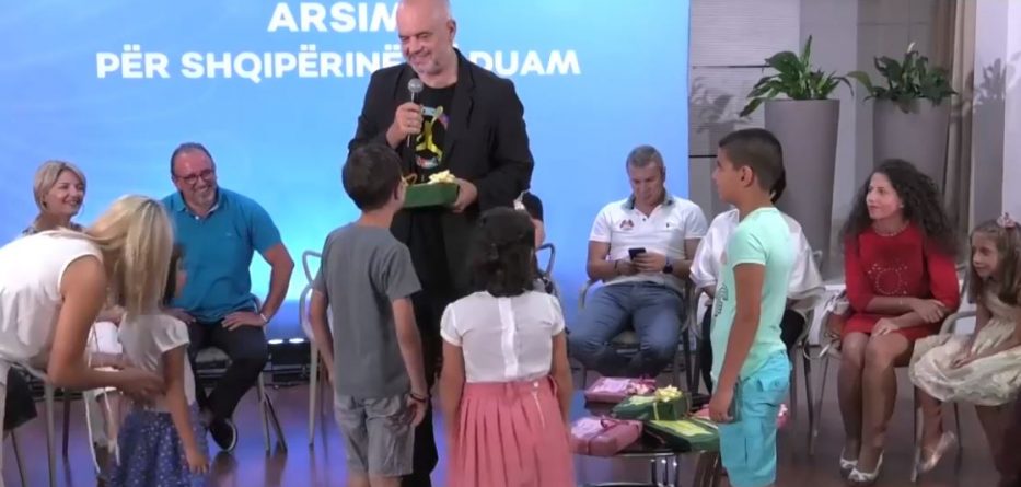 Rama: Librat falas për të gjithë nxënësit deri në klasën e katërt