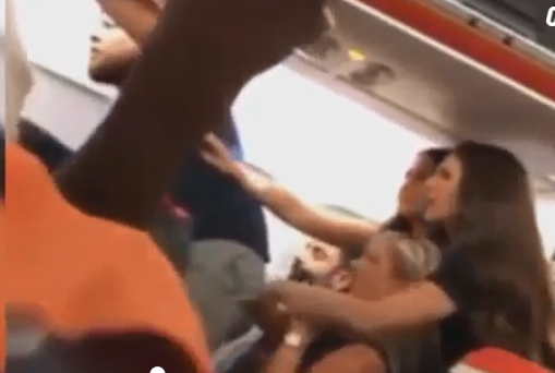 Turisja kërcen e zhveshur në avion, plas sherri mes pasagjerëve