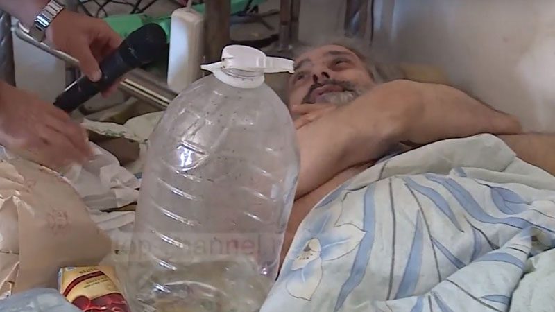 Jetonte në dhomë me bidonat me urinën e një viti, shteti reagon për invalidin mjeran