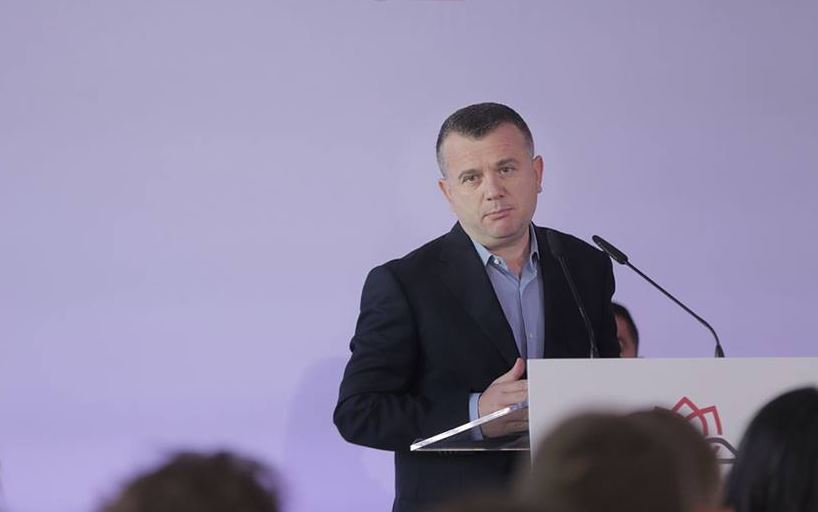 “Po të ishte motra juaj?!” Komentuesit masakrojnë Ballën në Facebook: Mik përdhunuesish!