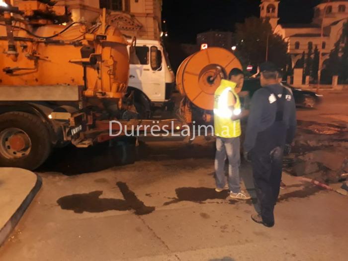Ujësjellësi i Durrësit ndërhyrje për pastrimin e kolektorit të bllokuar prej vitesh (VIDEO+FOTO)