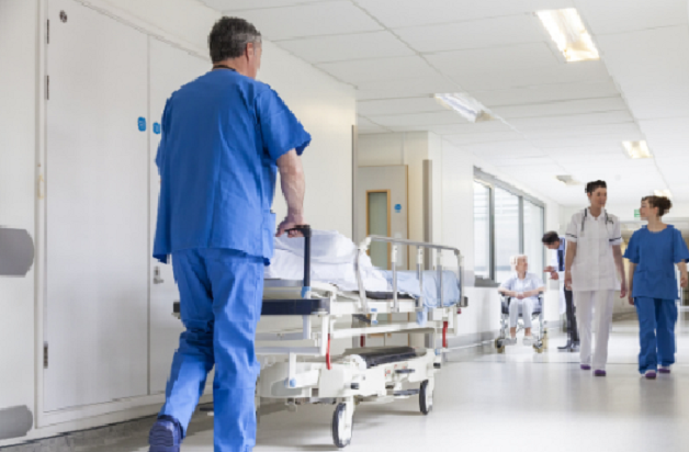 Dhunohet dhe kërcënohet me jetë infermieri