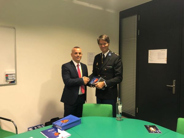 Operacioni “Oaz”, Veliu takon homologun holandez Akerboom