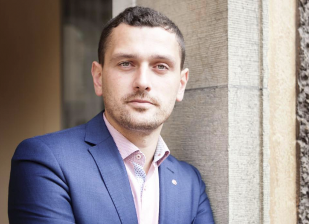 Tre herë deputet në Suedi, shqiptari: Kujt ja dedikoj suksesin