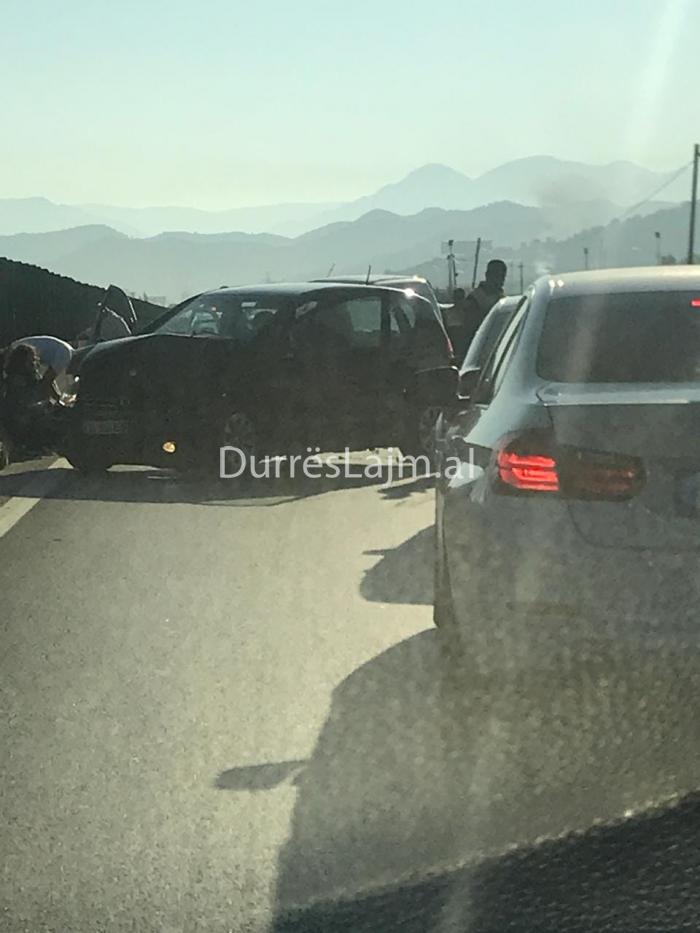 Përplasje e fortë në autostradën Durrës-Tiranë, aksidentohen dy automjete (FOTO)