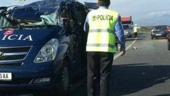 Motoçiklisti përplaset me furgonin e Policisë, dërgohet në spital