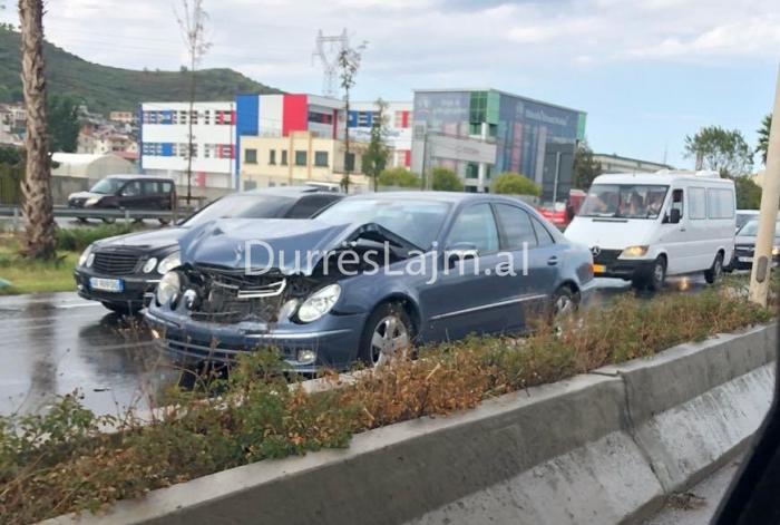 Përplasen dy automjete “Benz” në autostradën Tiranë-Durrës (FOTO)