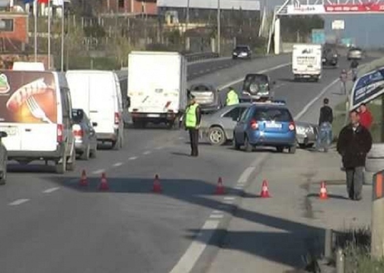 Përplasen 4 makina në rrugën e Rinasit, 3 të plagosur në spital
