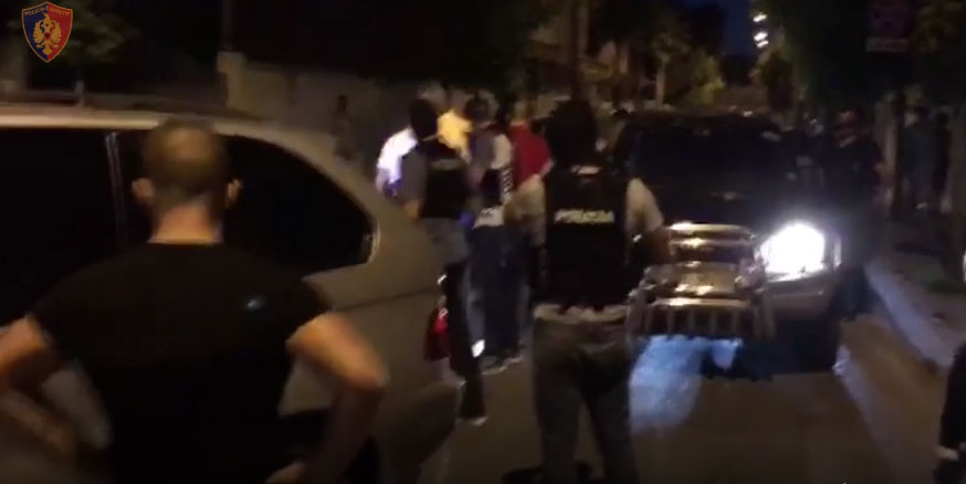 EMRAT/ 2.5 kg heroinë e arsenal armësh në makinë, operacioni që vuri në pranga 3 tiranasit