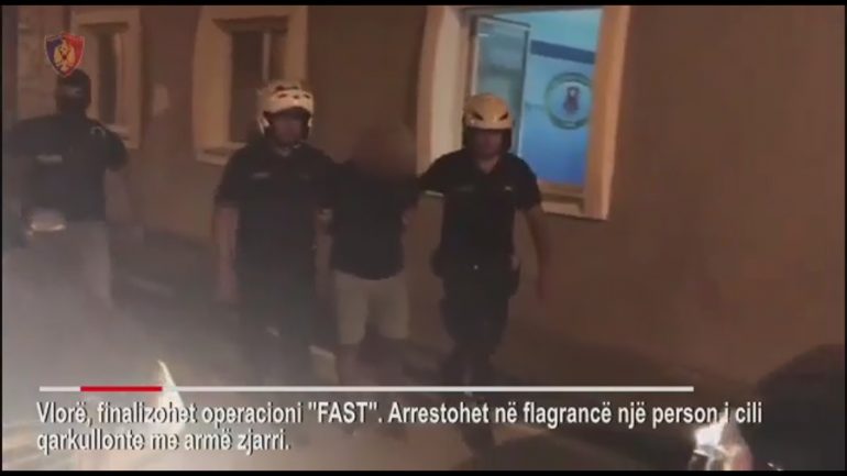 Emrat/ Lëviznin me armë pa leje në brez, dy të arrestuar në Fier dhe Vlorë (VIDEO)