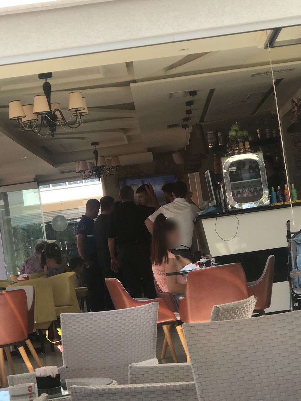 Arrestohet i riu me të dashurën në një lokal në Durrës (FOTO)