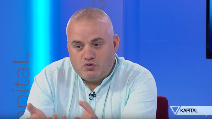 Rrëfimi i gazetarit: S’dal kurrë dy herë me të njëjtën makinë, pse nuk e përmend opozita bandën rivale të Bajrave