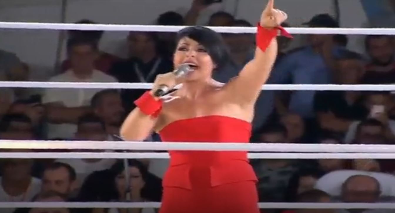 Aurela Gaçe “ndez” Dibrën me këngën e Hajredin Pashës