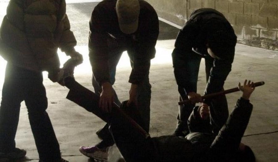 Rrahje masive, 3 në spital, 3 në pranga, 5 në arrati