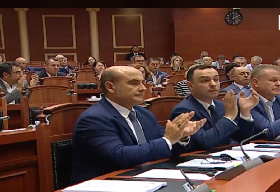 Kuvendi miraton pa votat e opozitës dekretin e Metës për “Teatrin”