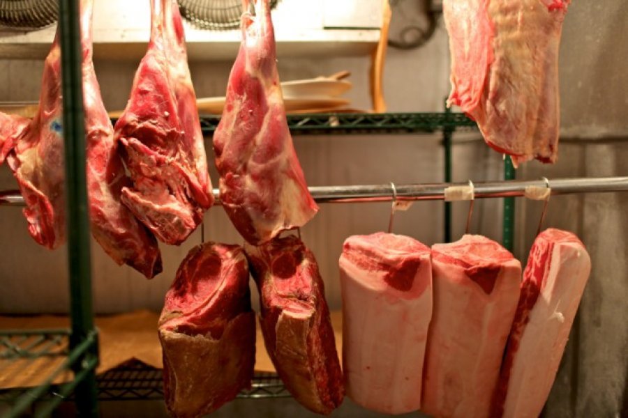 Bllokohen 500 kg mish kontrabandë nga Greqia, arrestohet pronari