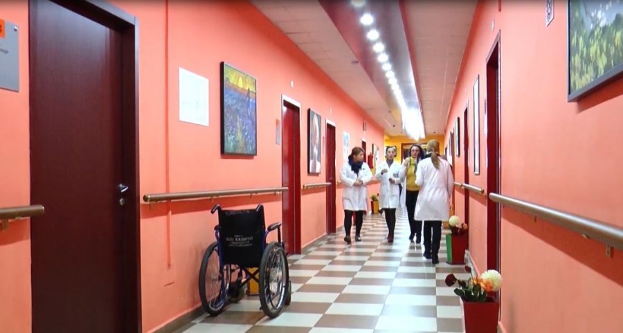 Denoncimi/ “Shkoi për një puçërr në kurriz, mjeku i heq apandesitin”