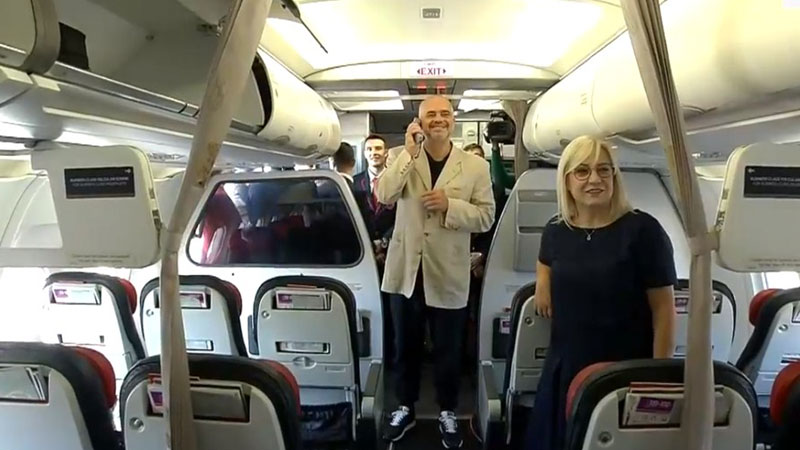 Nis fluturimi i parë i “Air Albania” me studentët e ekselencës, i përcjell Edi Rama (FOTO+VIDEO)