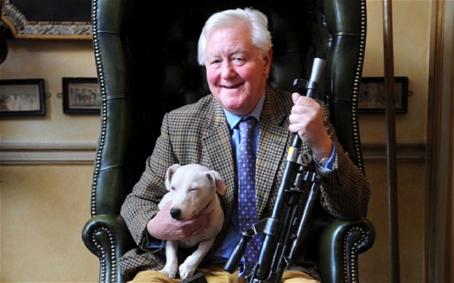 Miliarderi kërkon grua: Do t’i jap kartën e kreditit, të bëjë pazar sa të mos ketë fuqi