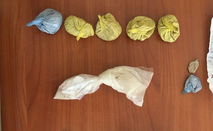 Heroinë në një pikë bastesh, 3 të arrestuar