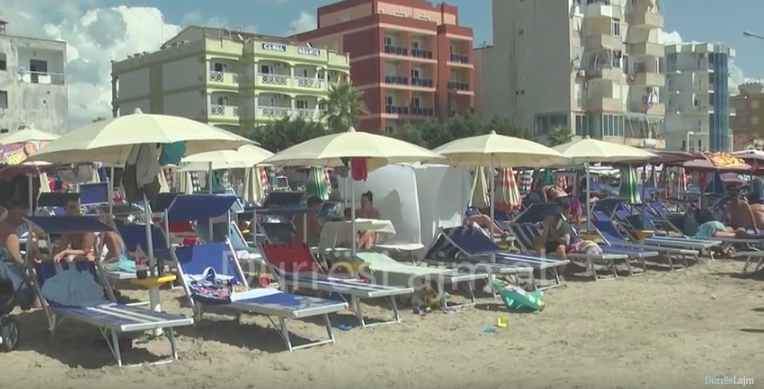 Pushime në shtator? Çfarë po ndodh në plazhin e Durrësit (VIDEO)