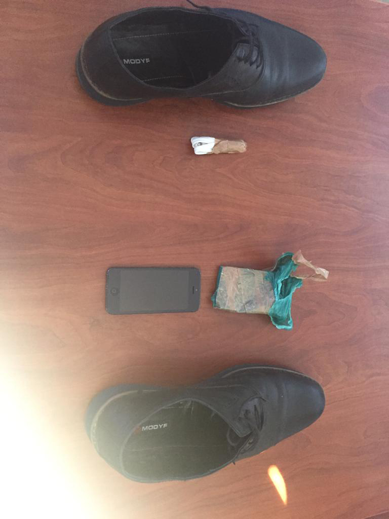 Tentoi të fusë celular në burg, pranga policit (EMRI)