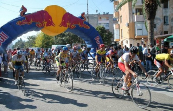 Çudira në Shqipëri, çiklistët bëjnë sherr dhe titullin kampion nuk e merr askush