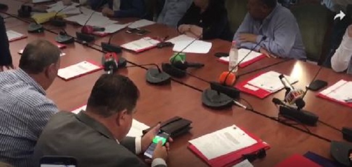 Kolegët diskutojnë për Teatrin, deputeti sheh futboll në Kuvend (FOTO)