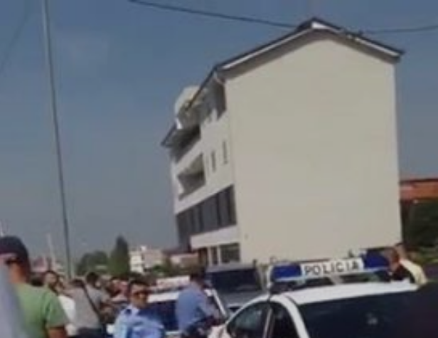 Denoncimi/ Shefi i policisë dhunon qytetarët (VIDEO)