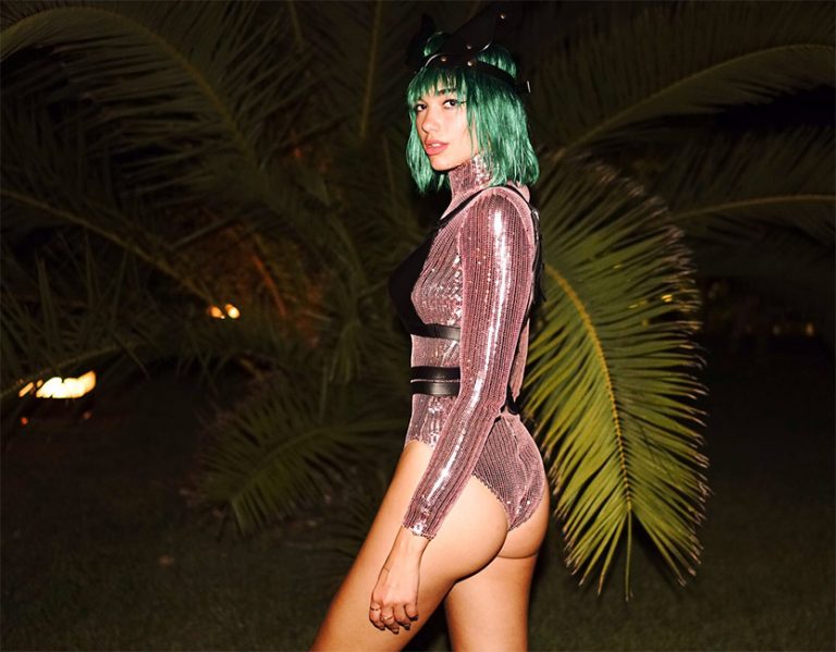 Dua Lipa zgjidhet si femra me të pasmet më të bukura